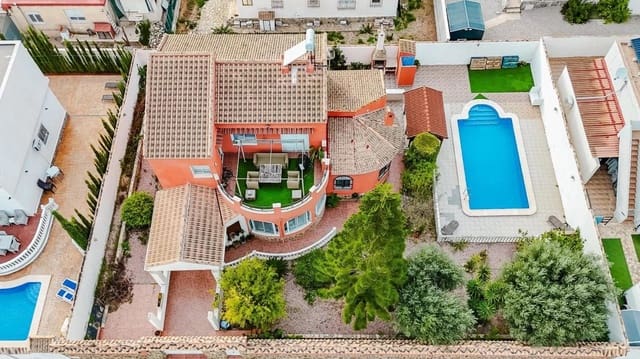 6 soverom Villa til salgs i La Siesta, Torrevieja med svømmebasseng garasje - € 449 000 (Ref: 9450455)