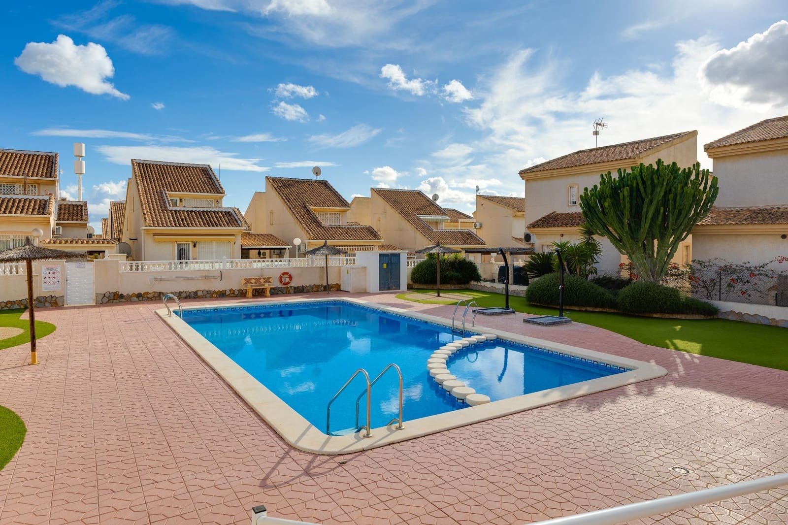 Chalet de 3 habitaciones en Rojales en venta con piscina - 275.000 € (Ref: 9530842)