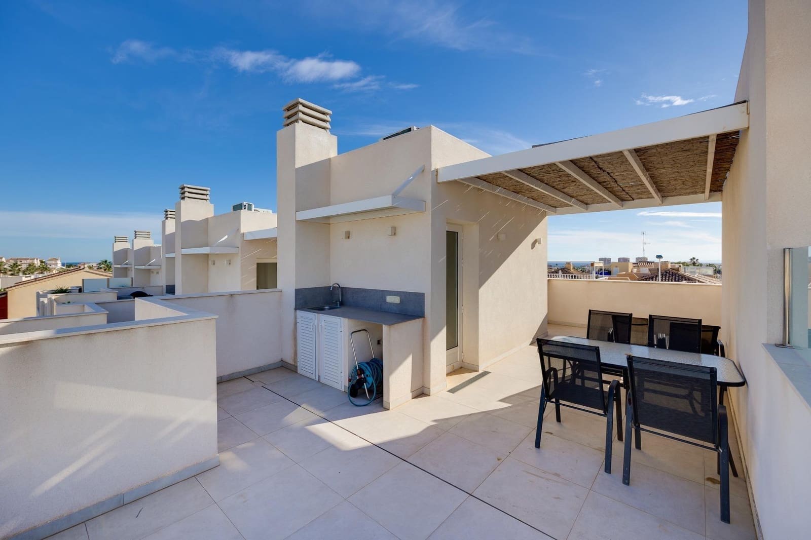 2 makuuhuone Huoneisto myytävänä paikassa Torrevieja mukana uima-altaan - 329 000 € (Ref: 9569006)
