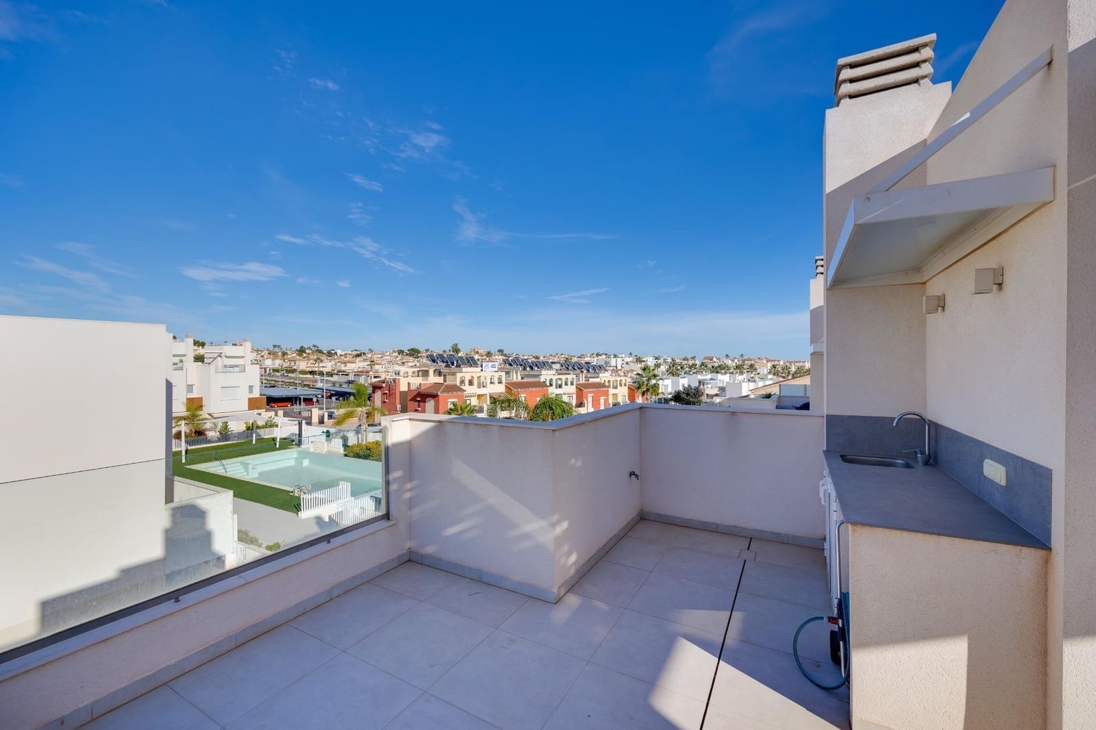 2 makuuhuone Huoneisto myytävänä paikassa Torrevieja mukana uima-altaan - 329 000 € (Ref: 9569006)