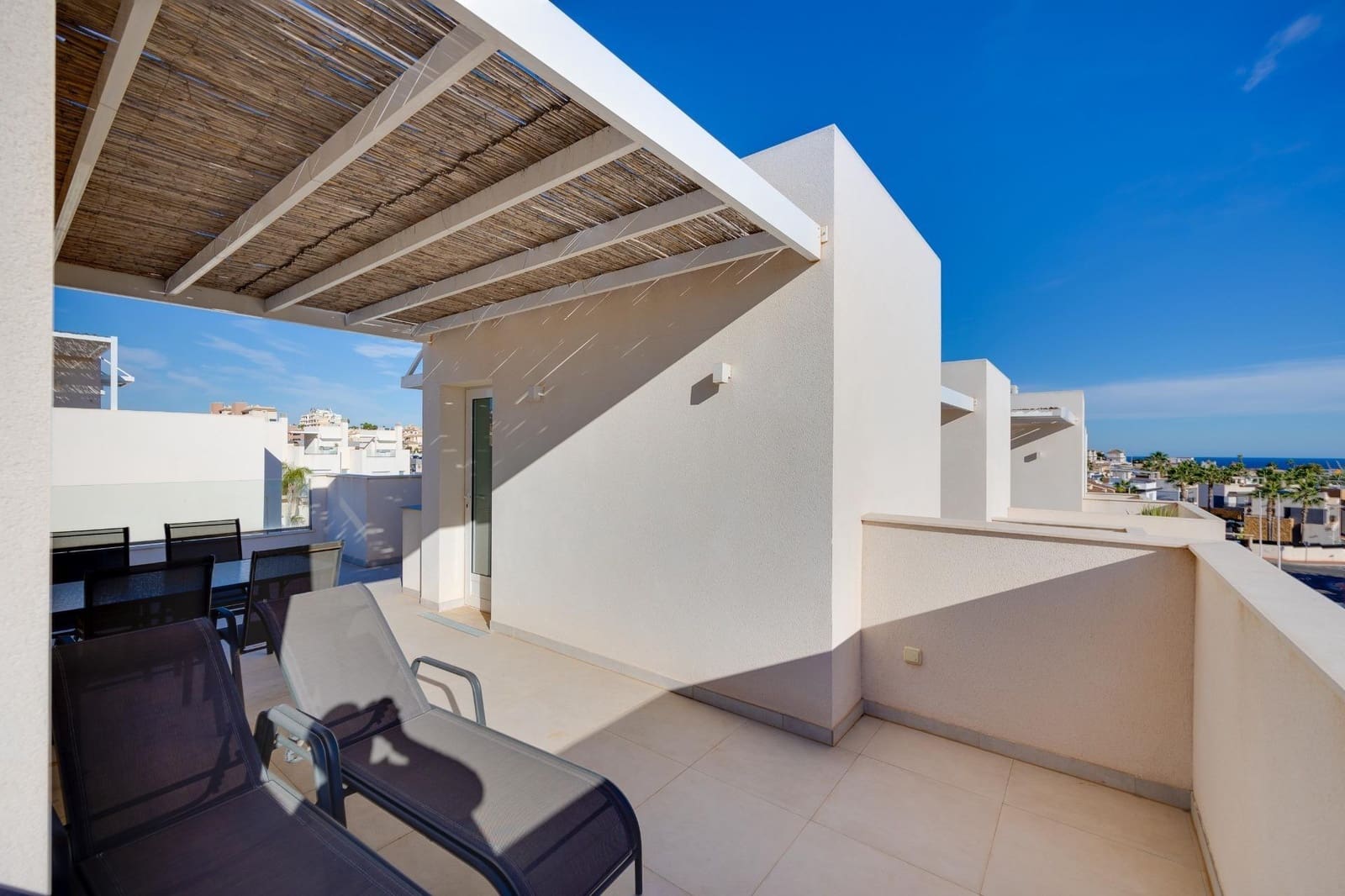 2 makuuhuone Huoneisto myytävänä paikassa Torrevieja mukana uima-altaan - 329 000 € (Ref: 9569006)