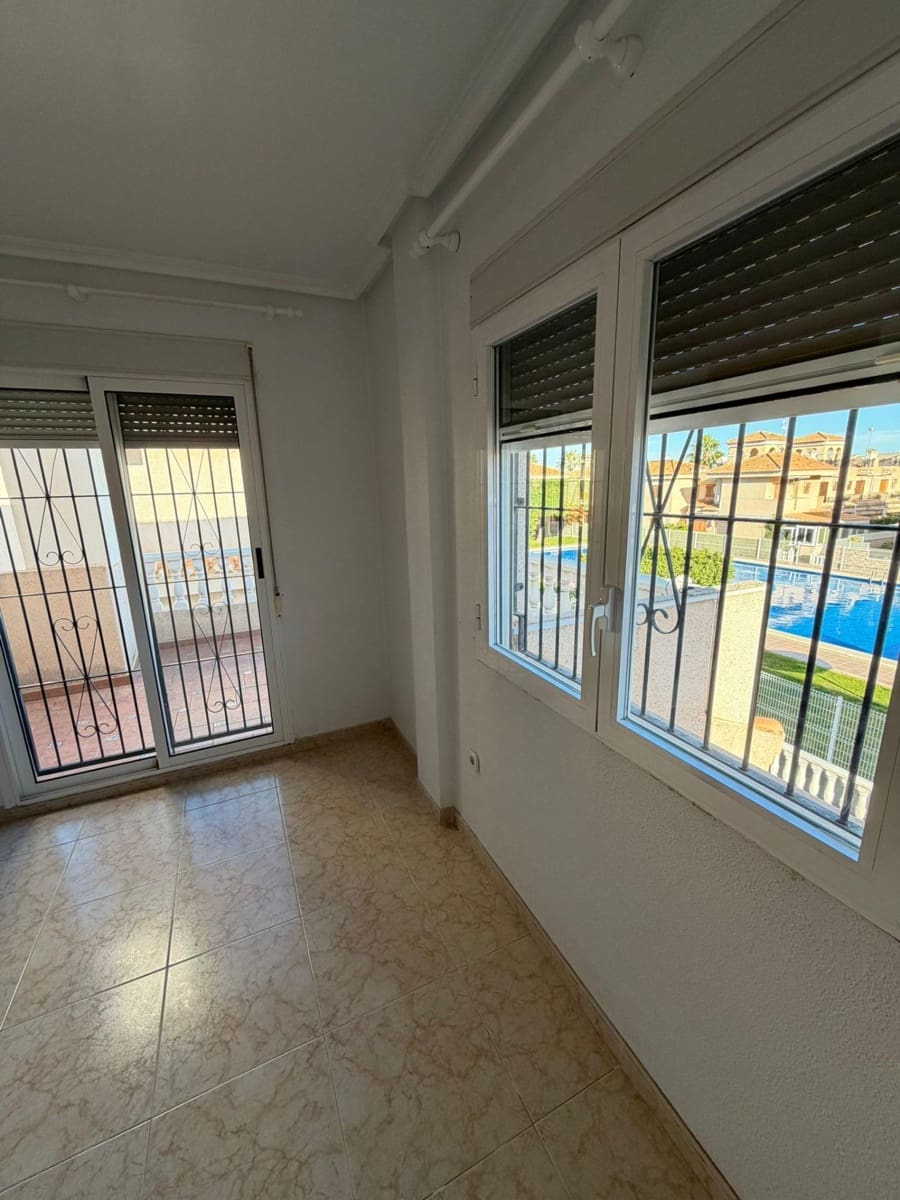 3 makuuhuone Huvila myytävänä paikassa Playa Flamenca mukana uima-altaan - 305 000 € (Ref: 9583066)