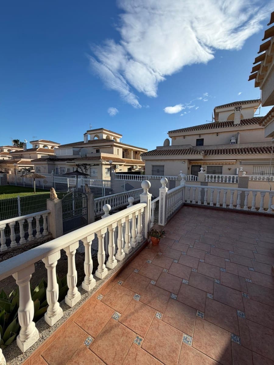 3 makuuhuone Huvila myytävänä paikassa Playa Flamenca mukana uima-altaan - 305 000 € (Ref: 9583066)