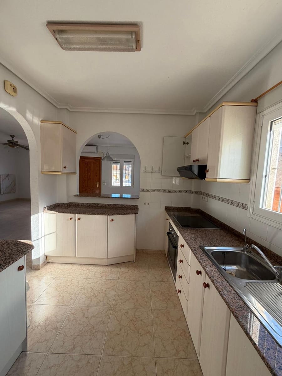 3 makuuhuone Huvila myytävänä paikassa Playa Flamenca mukana uima-altaan - 305 000 € (Ref: 9583066)