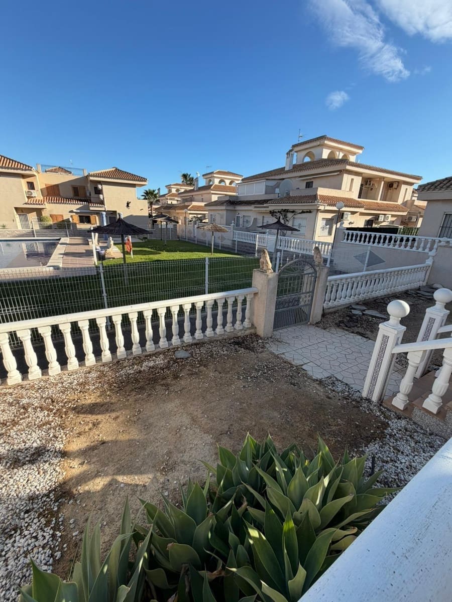 3 makuuhuone Huvila myytävänä paikassa Playa Flamenca mukana uima-altaan - 305 000 € (Ref: 9583066)