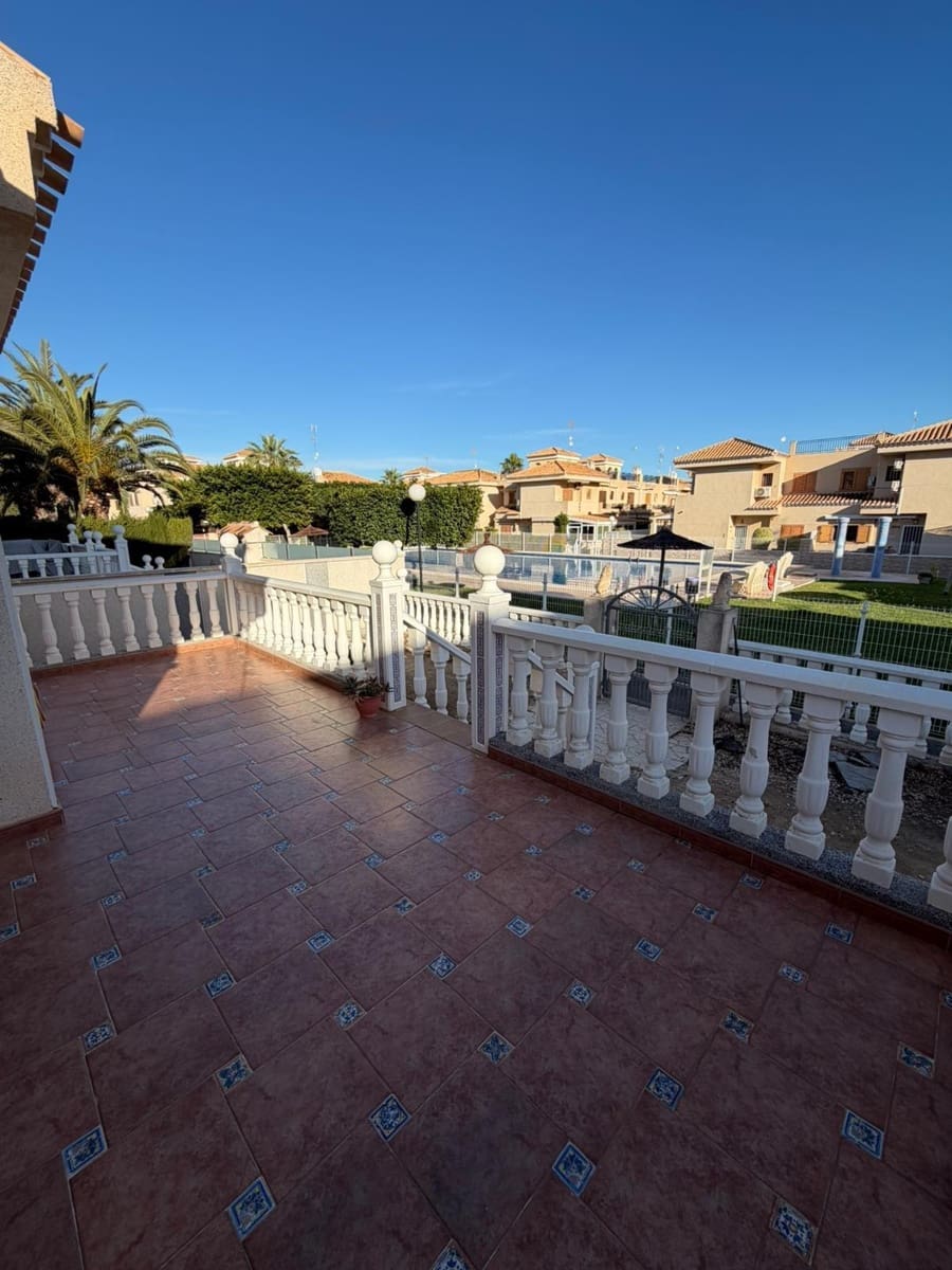 3 makuuhuone Huvila myytävänä paikassa Playa Flamenca mukana uima-altaan - 305 000 € (Ref: 9583066)