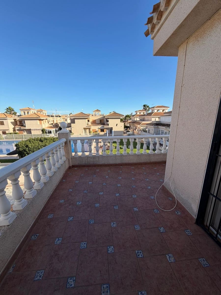 3 makuuhuone Huvila myytävänä paikassa Playa Flamenca mukana uima-altaan - 305 000 € (Ref: 9583066)