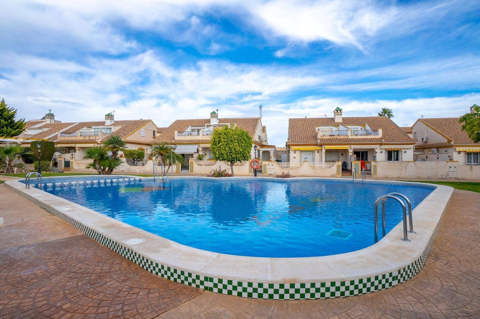 3 makuuhuone Paritalo myytävänä paikassa La Regia mukana uima-altaan - 299 900 € (Ref: 9596389)