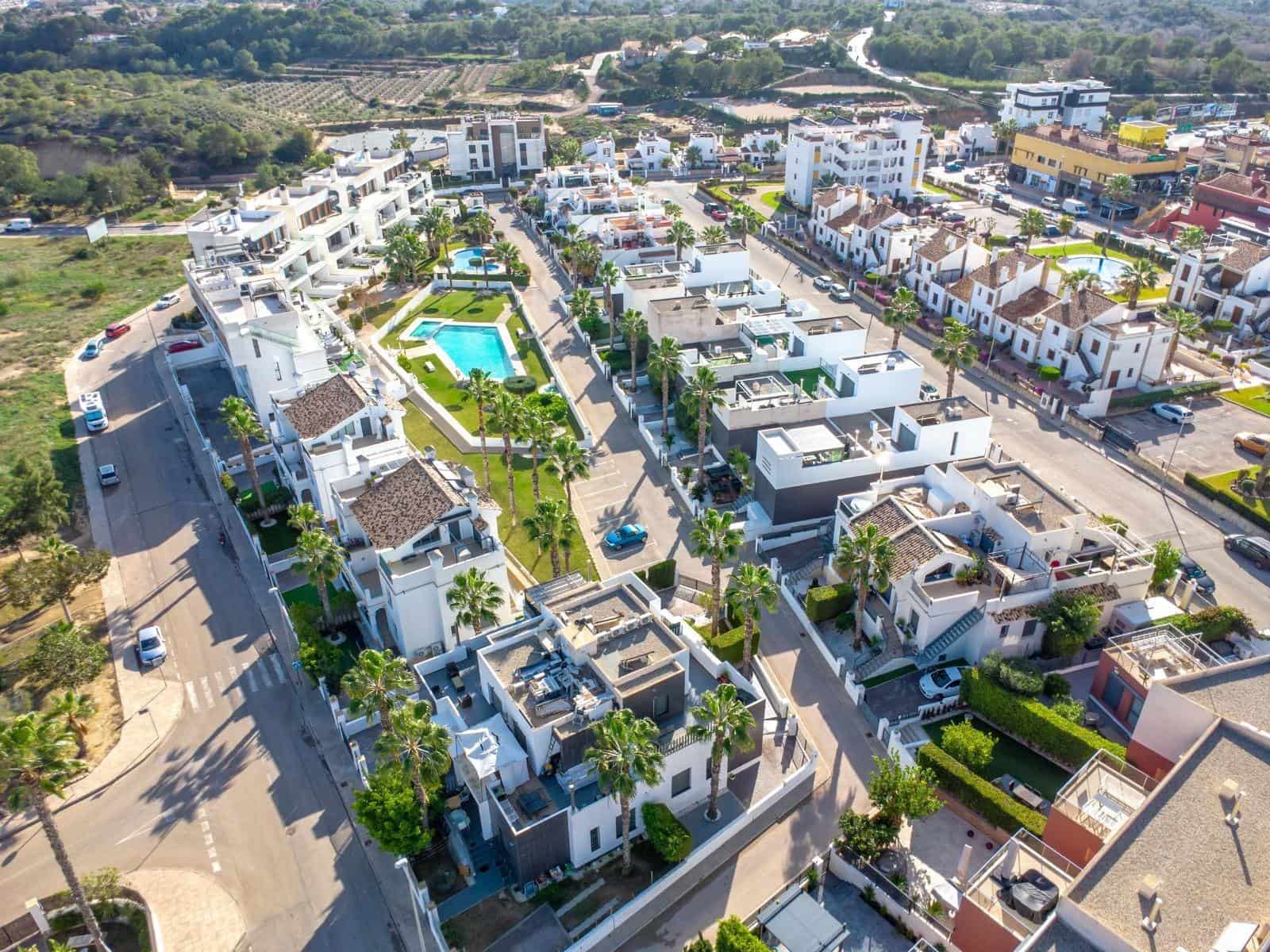 3 sypialnia Dom szeregowy na sprzedaż w Orihuela Costa z basenem - 329 000 € (Ref: 9601265)