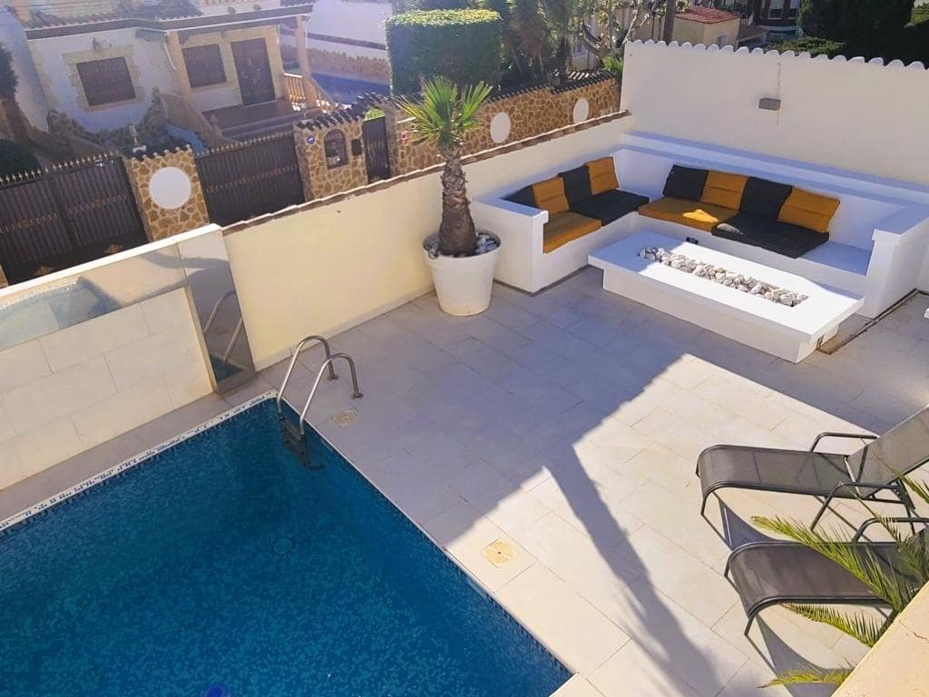 4 slaapkamer Villa te koop in Torrevieja met zwembad - € 535.000 (Ref: 9616070)