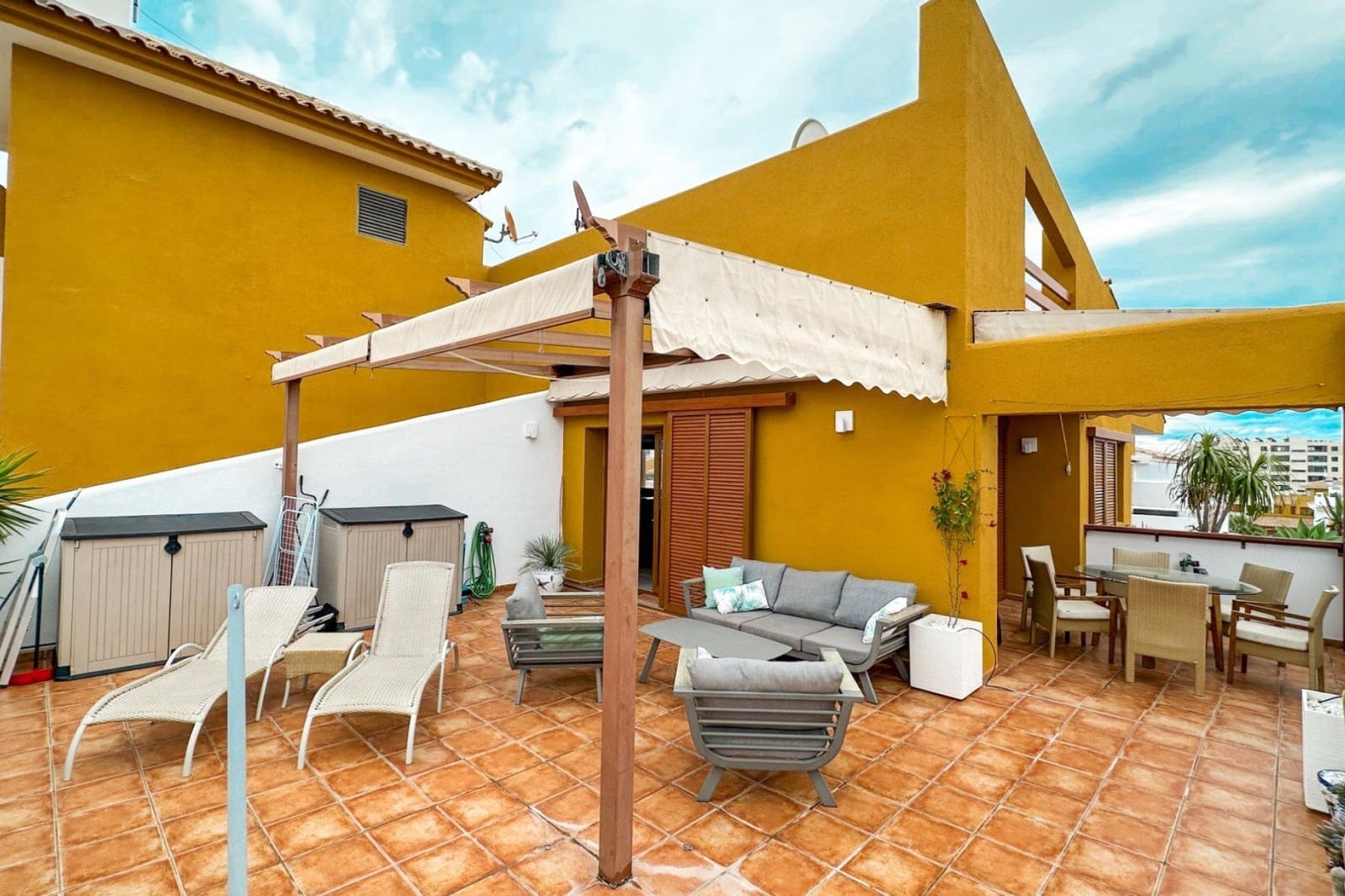 2 bedroom Penthouse for sale in Punta Prima with pool - € 375,000 (Ref: 9634510)