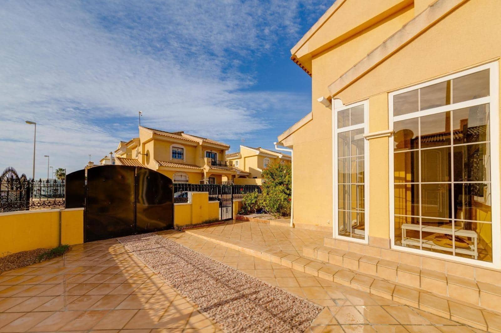 3 makuuhuone Huvila myytävänä paikassa Playa Flamenca mukana uima-altaan - 379 900 € (Ref: 9666755)