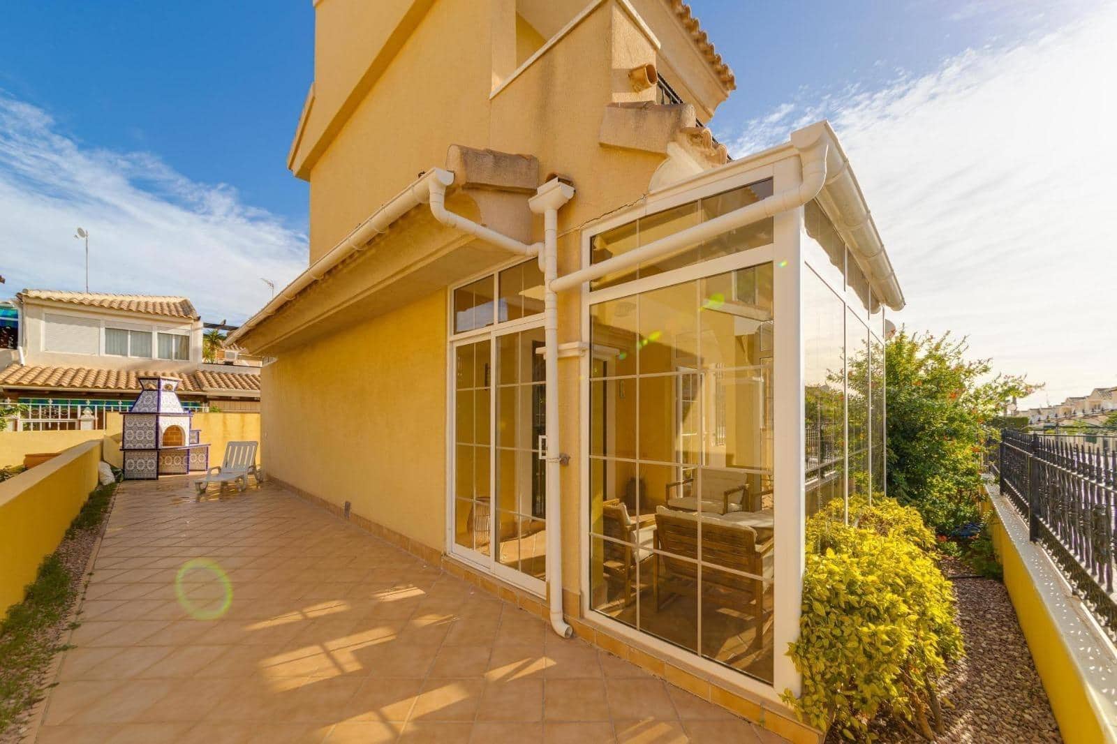 3 makuuhuone Huvila myytävänä paikassa Playa Flamenca mukana uima-altaan - 379 900 € (Ref: 9666755)