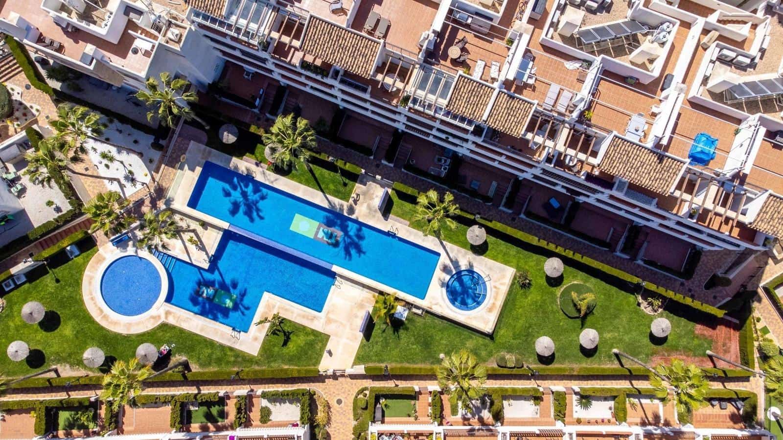 2 makuuhuone Kattohuoneisto myytävänä paikassa Orihuela Costa mukana uima-altaan - 265 000 € (Ref: 9715108)