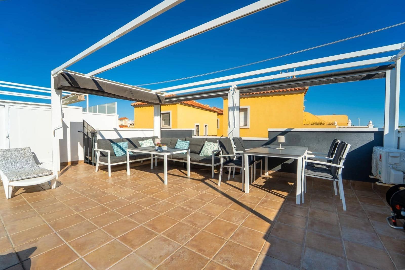 Ático de 2 habitaciones en La Zenia en venta con piscina garaje - 235.000 € (Ref: 9720195)