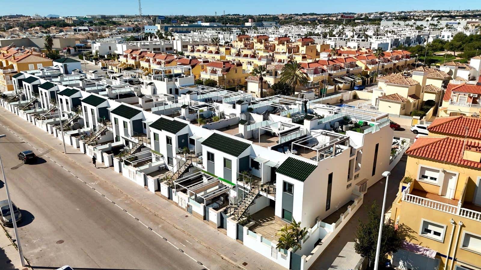 Ático de 2 habitaciones en La Zenia en venta con piscina garaje - 235.000 € (Ref: 9720195)