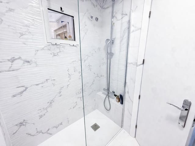 Apartamento de 2 habitaciones en Centro, Torrevieja en venta con piscina - 149.000 € (Ref: 9744170)