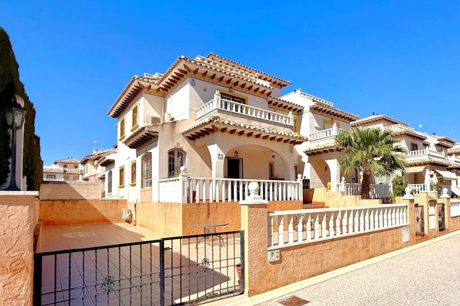 2 bedroom Villa for sale in Orihuela Costa with pool - € 221,000 (Ref: 9829366)