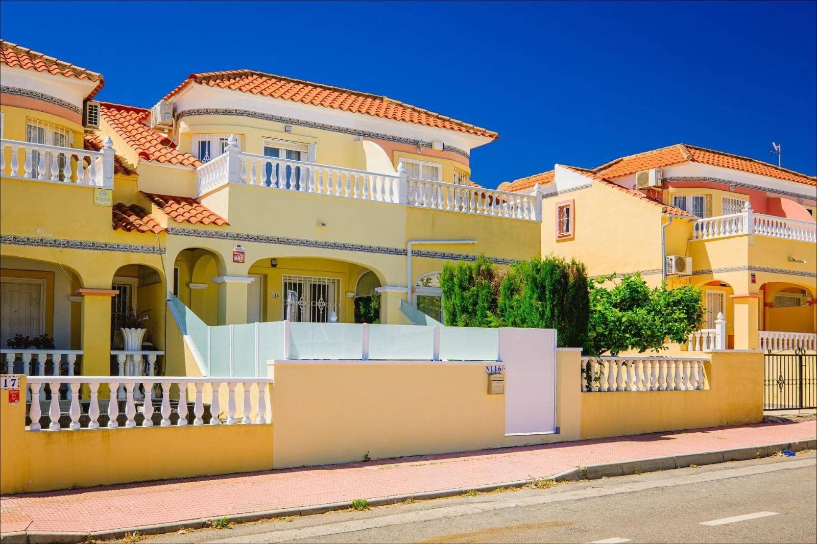 3 slaapkamer Rijtjeshuis te koop in Filipinas met zwembad - € 239.900 (Ref: 9860283)