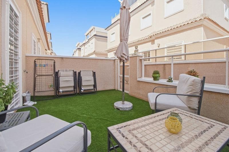 Adosado de 3 habitaciones en Torrevieja en venta - 329.000 € (Ref: 9894078)