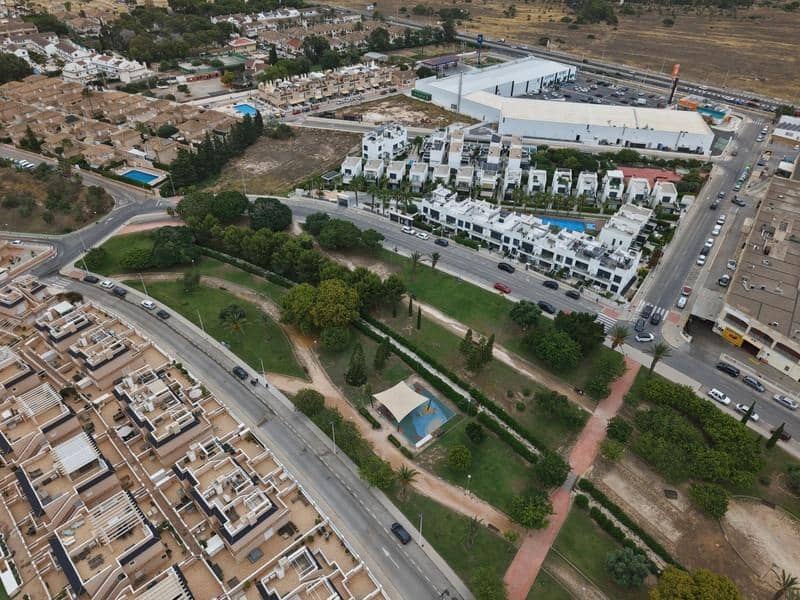 Adosado de 3 habitaciones en Torrevieja en venta - 329.000 € (Ref: 9894078)