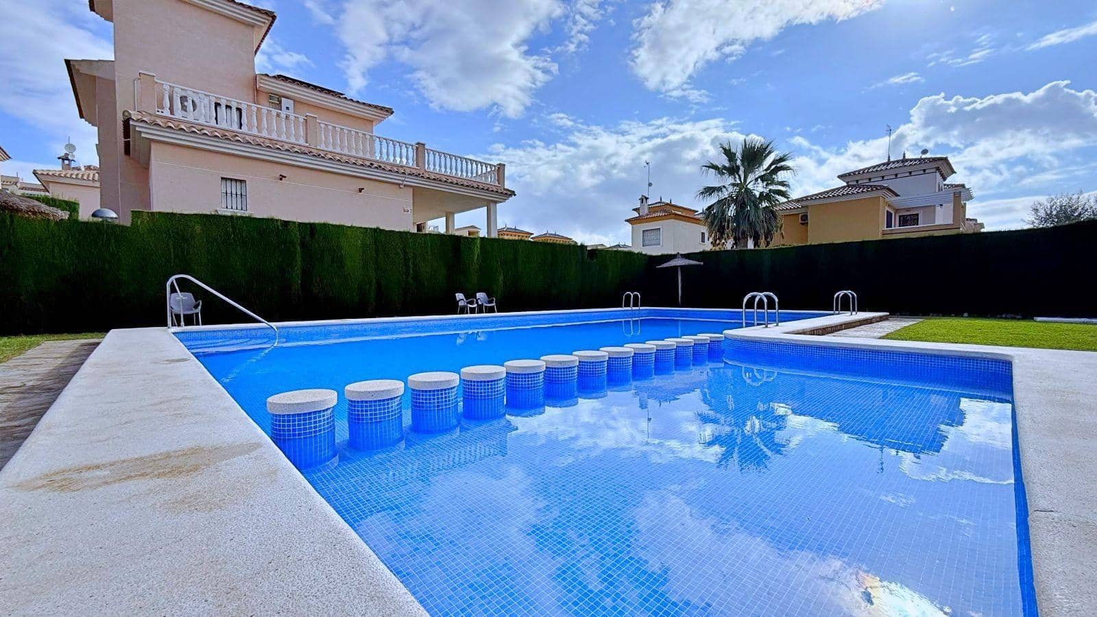 4 slaapkamer Halfvrijstaande villa te koop in Orihuela met zwembad garage - € 379.000 (Ref: 9949977)