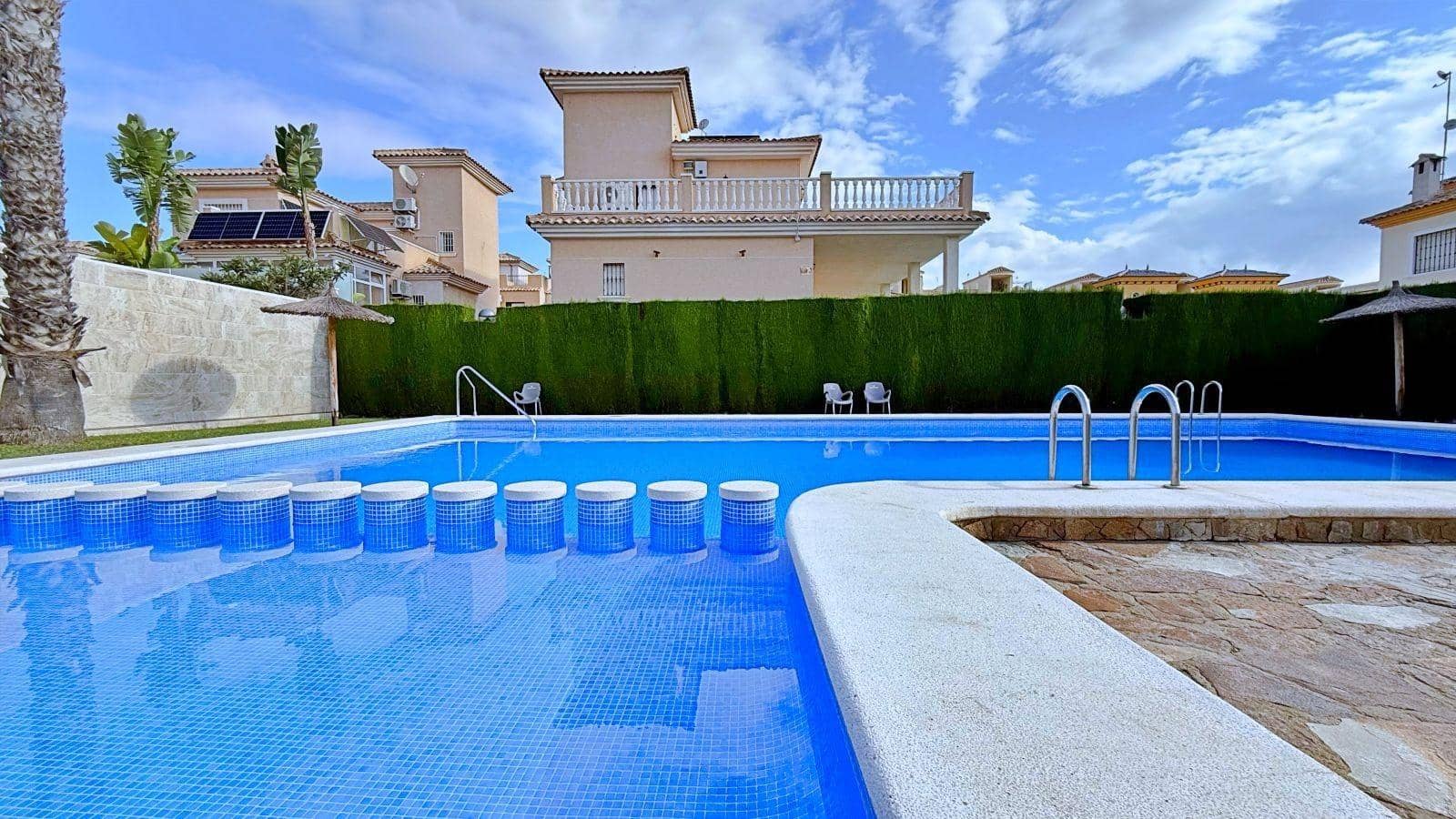 4 slaapkamer Halfvrijstaande villa te koop in Orihuela met zwembad garage - € 379.000 (Ref: 9949977)