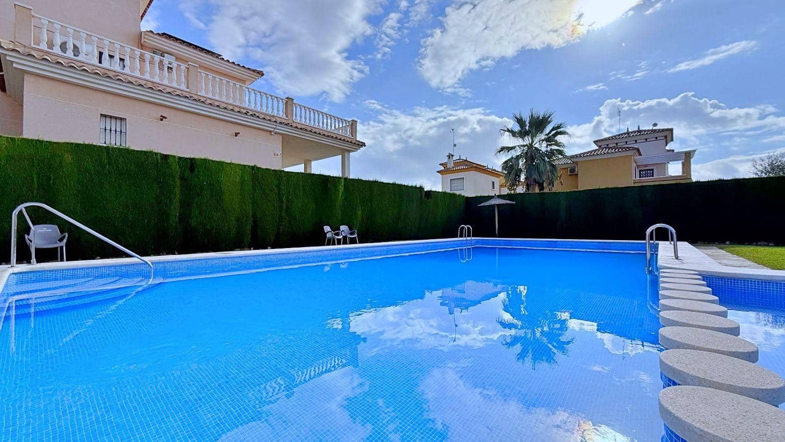 4 slaapkamer Halfvrijstaande villa te koop in Orihuela met zwembad garage - € 379.000 (Ref: 9949977)