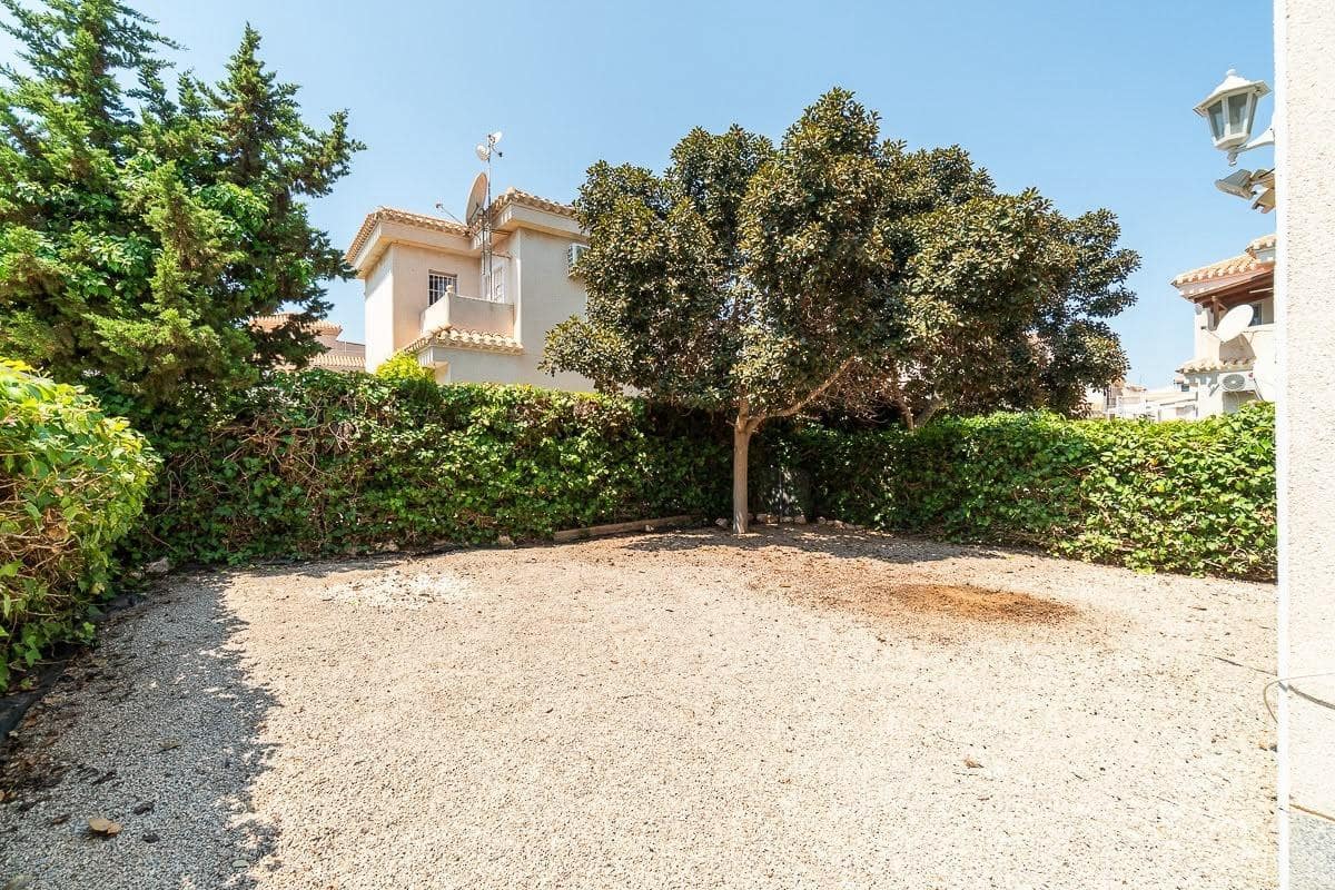 Semi-Rækkehus til salg i Playa Flamenca med swimmingpool - € 297.000 (Ref: 9958127)