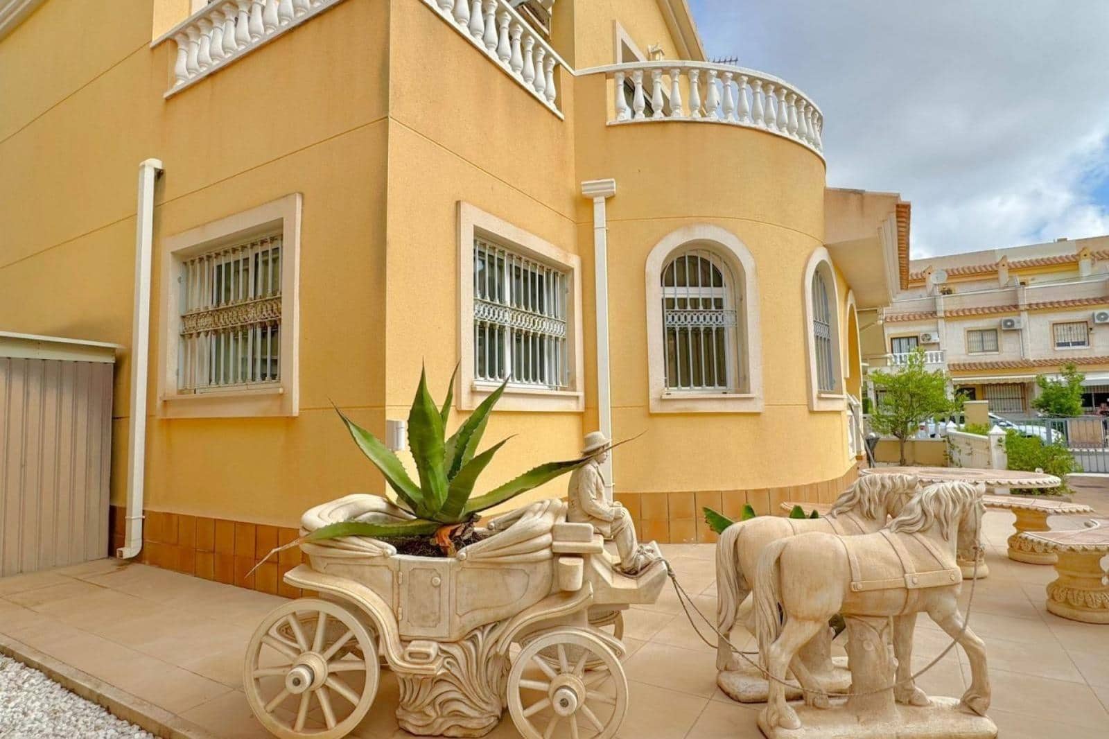 Chalet de 3 habitaciones en Orihuela Costa en venta - 339.000 € (Ref: 9977473)