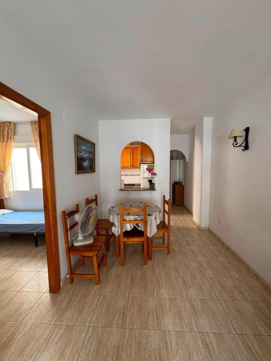 2 makuuhuone Huoneisto myytävänä paikassa Torrevieja mukana uima-altaan - 145 000 € (Ref: 9985124)