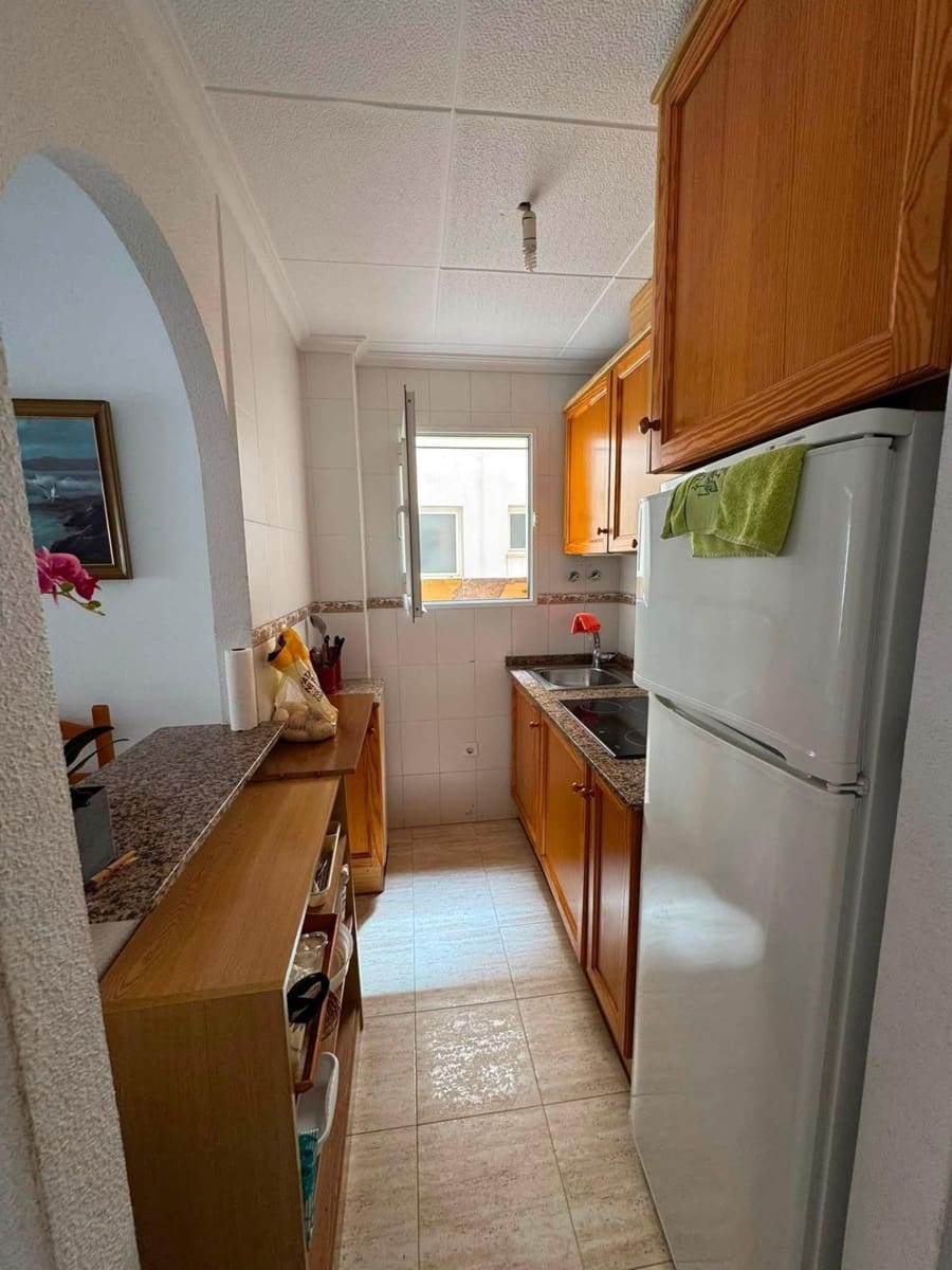 2 makuuhuone Huoneisto myytävänä paikassa Torrevieja mukana uima-altaan - 145 000 € (Ref: 9985124)