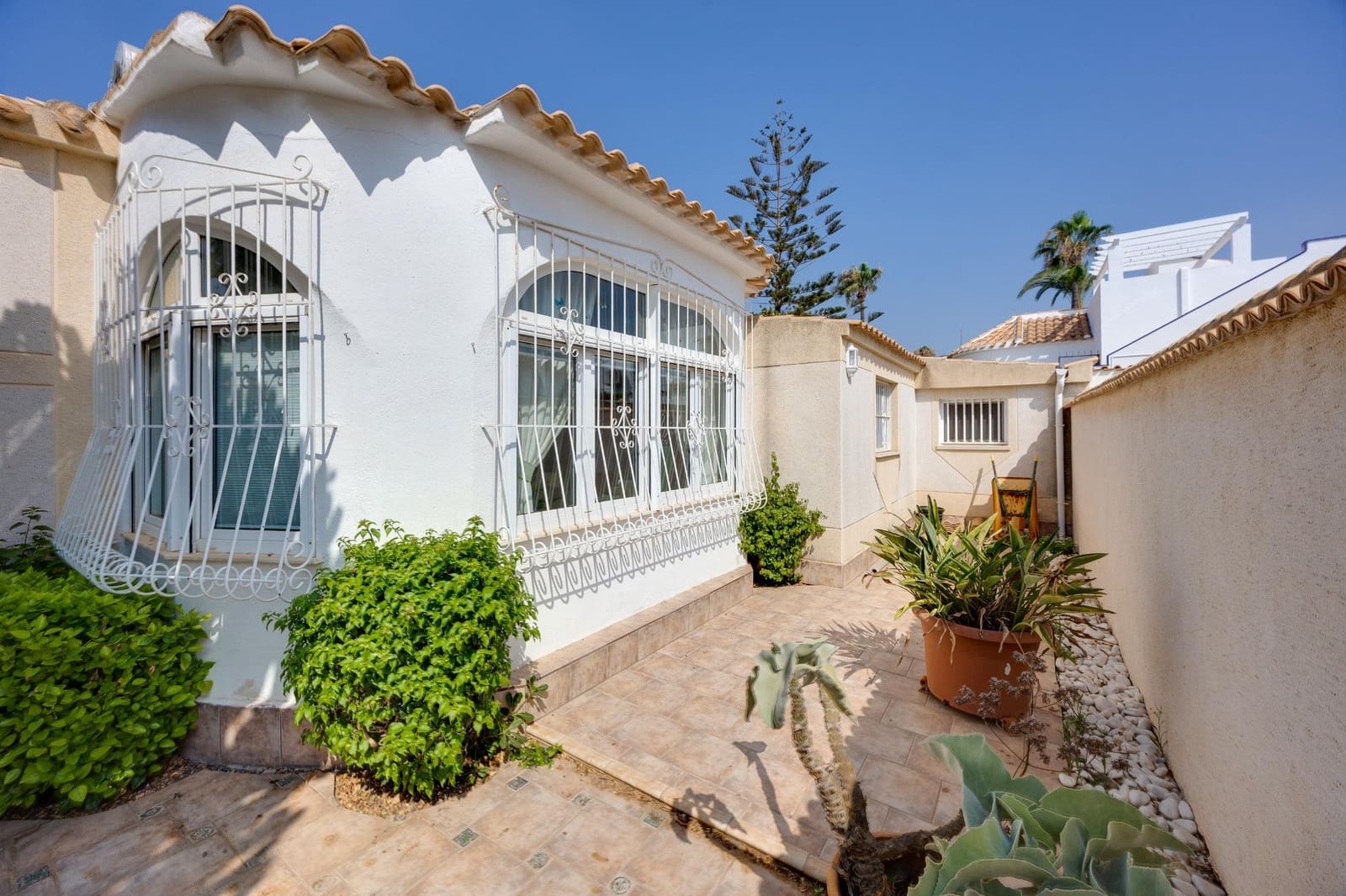 2 makuuhuone Huvila myytävänä paikassa La Florida mukana uima-altaan - 305 000 € (Ref: 9994406)