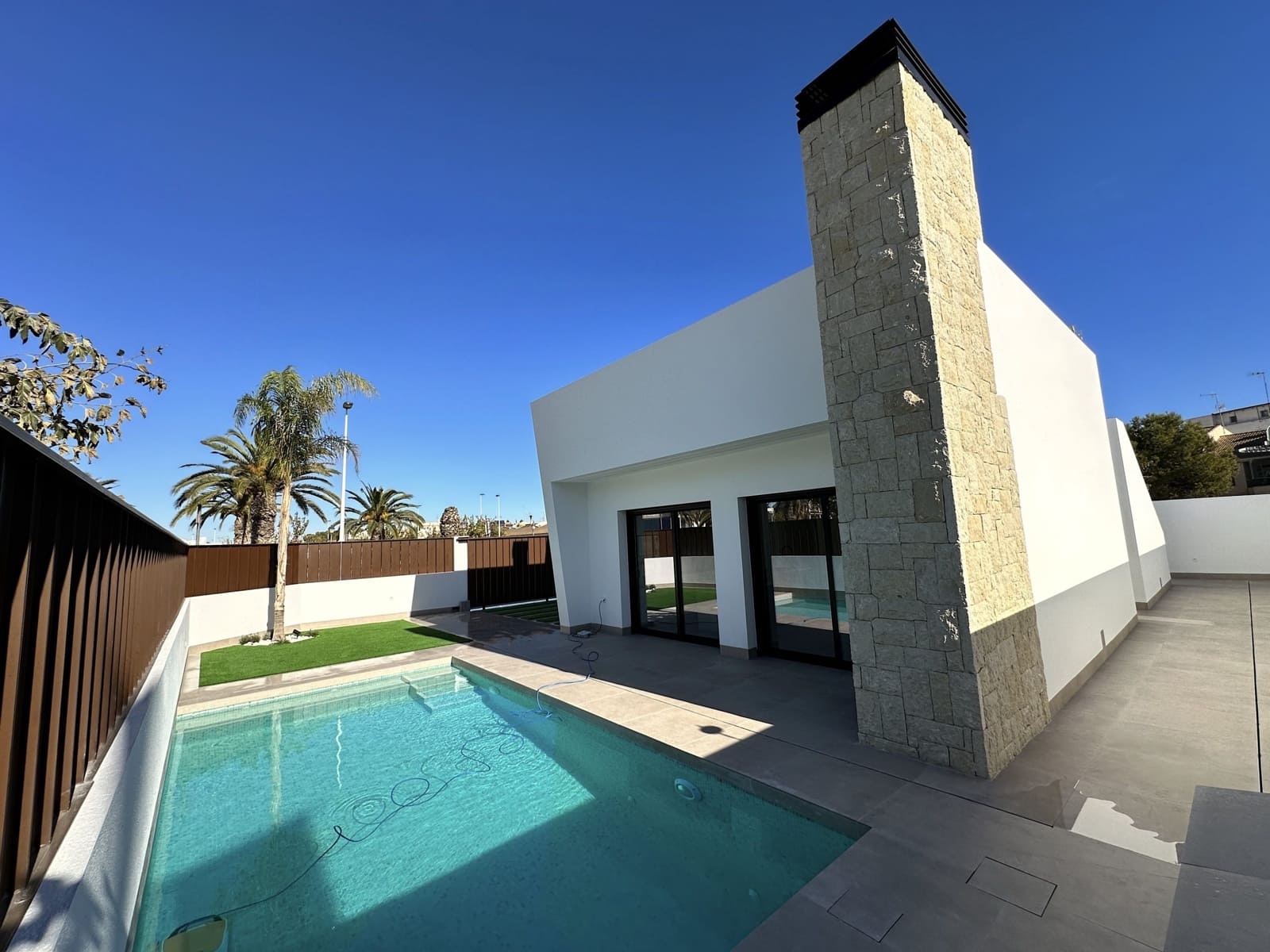 Chalet de 3 habitaciones en San Pedro del Pinatar en venta con piscina - 419.950 € (Ref: 8755124)