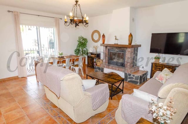 3 slaapkamer Villa te huur in Canillas de Albaida met zwembad - € 1.875 (Ref: 10059519)