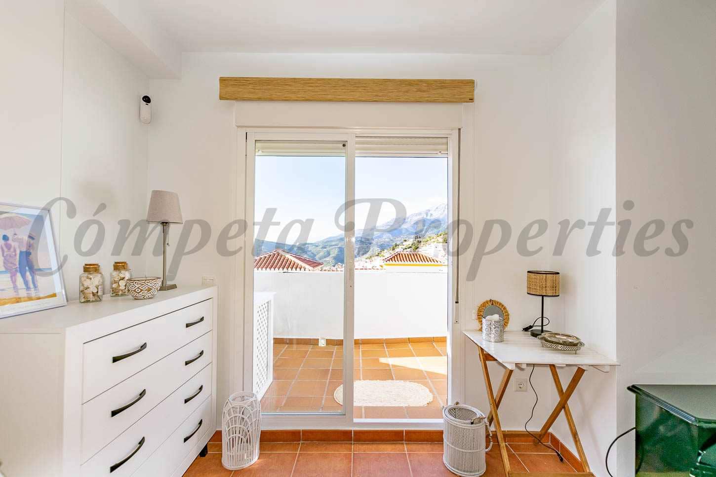2 soveværelse Lejlighed til leje i Competa med swimmingpool garage - € 875 (Ref: 10064926)