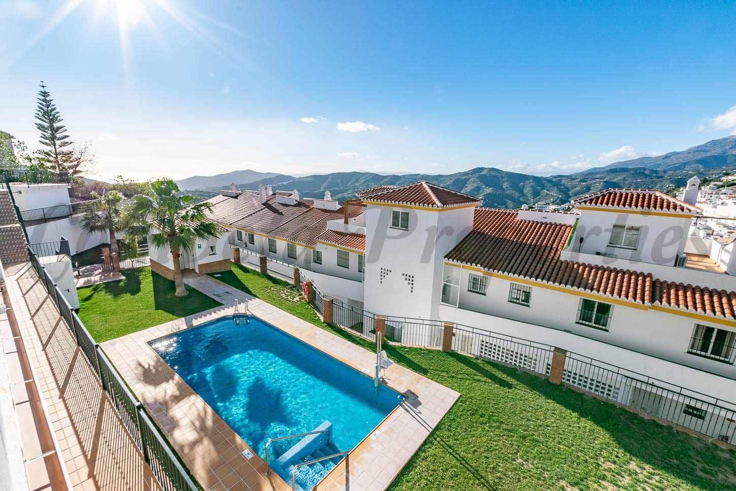 2 bedroom Apartment for rent in Competa with pool garage - € 875 (Ref: 10075674)