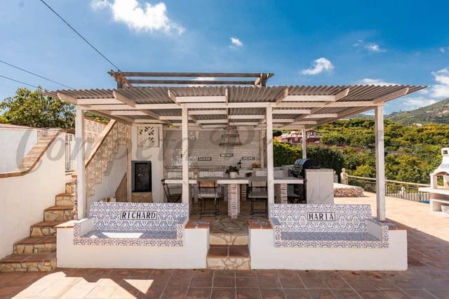 4 sypialnia Finka/Dom wiejski na sprzedaż w Nerja z basenem garażem - 995 000 € (Ref: 10075732)