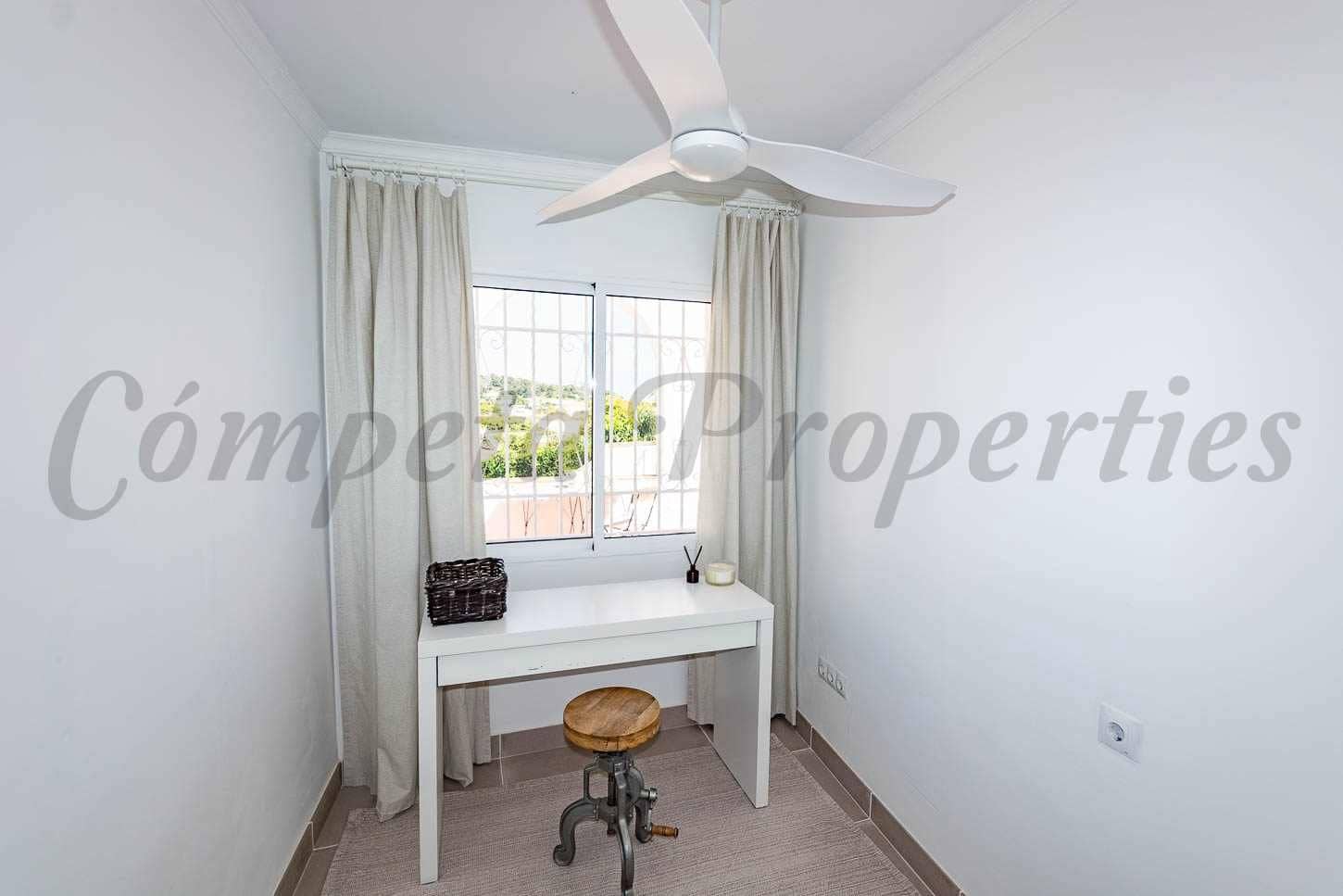4 sypialnia Finka/Dom wiejski na sprzedaż w Nerja z basenem garażem - 995 000 € (Ref: 10075732)