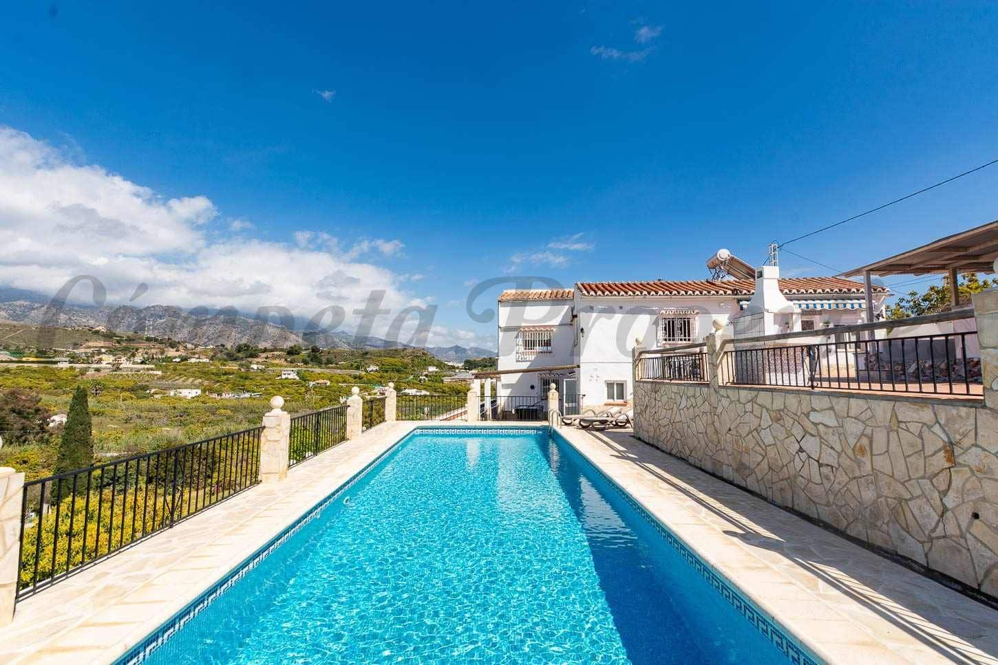 4 sypialnia Finka/Dom wiejski na sprzedaż w Nerja z basenem garażem - 995 000 € (Ref: 10075732)