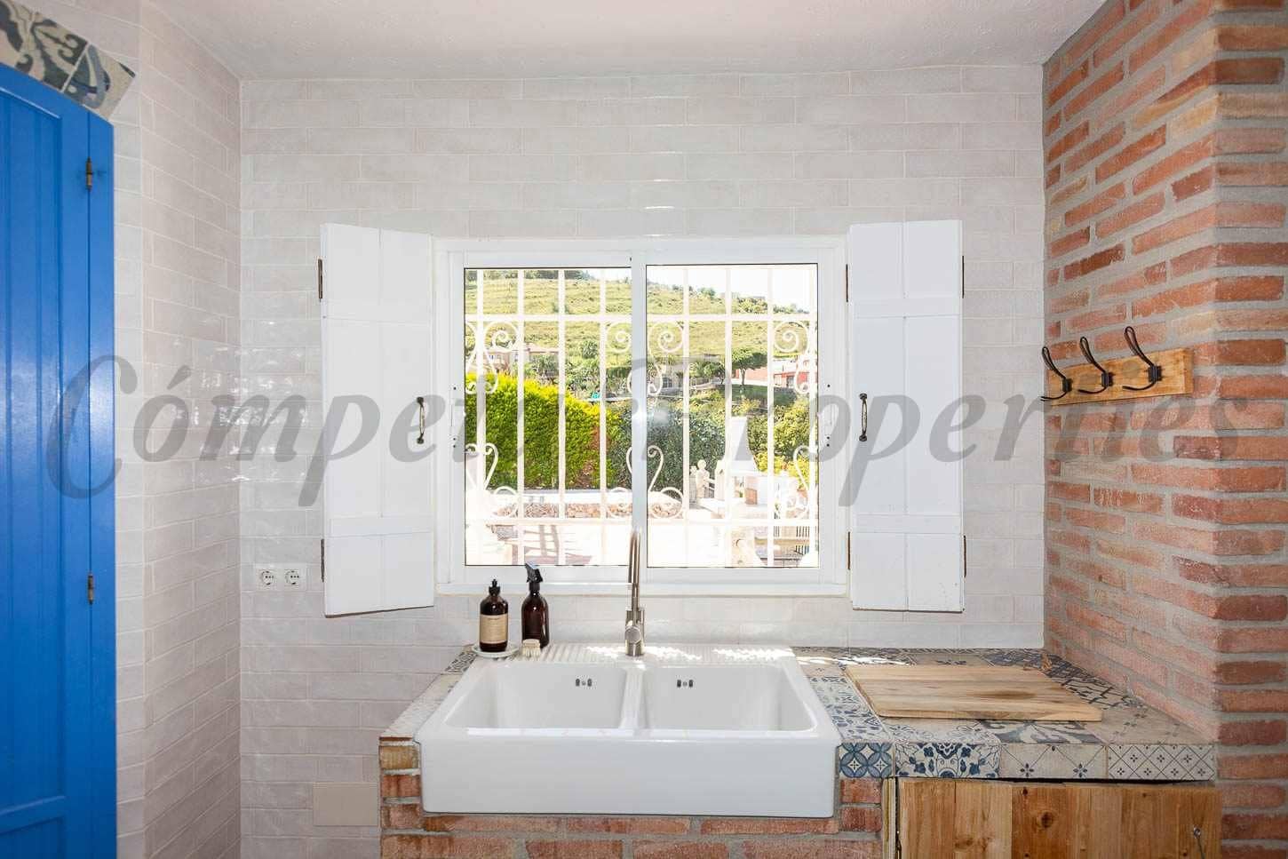 4 sypialnia Finka/Dom wiejski na sprzedaż w Nerja z basenem garażem - 995 000 € (Ref: 10075732)