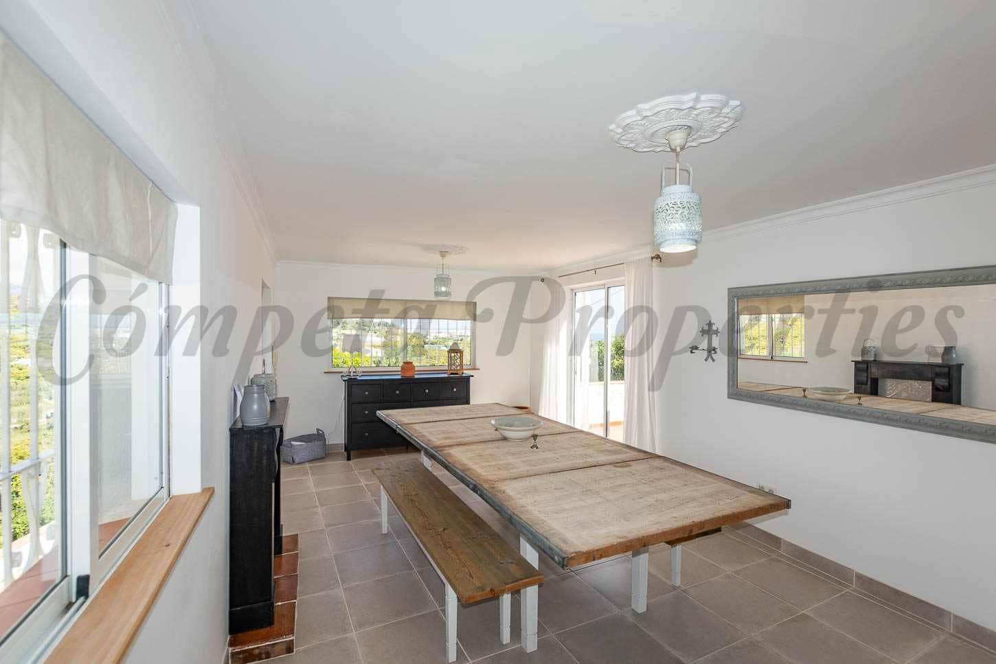 4 sypialnia Finka/Dom wiejski na sprzedaż w Nerja z basenem garażem - 995 000 € (Ref: 10075732)