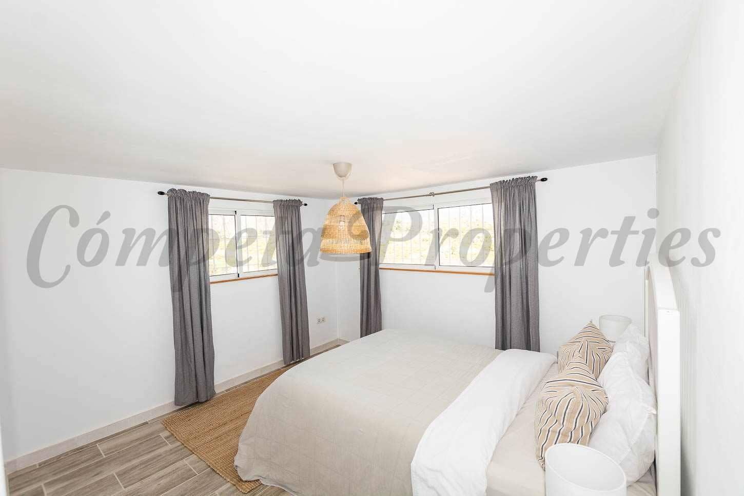 4 sypialnia Finka/Dom wiejski na sprzedaż w Nerja z basenem garażem - 995 000 € (Ref: 10075732)