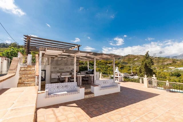4 sypialnia Finka/Dom wiejski na sprzedaż w Nerja z basenem garażem - 995 000 € (Ref: 10075732)