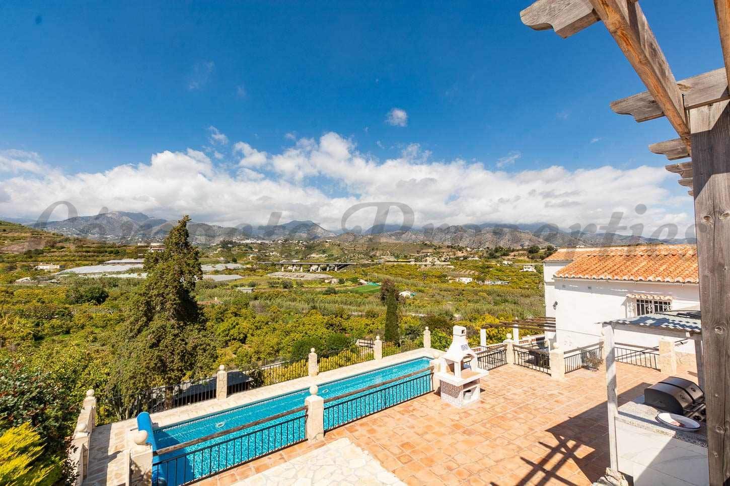 4 sypialnia Finka/Dom wiejski na sprzedaż w Nerja z basenem garażem - 995 000 € (Ref: 10075732)