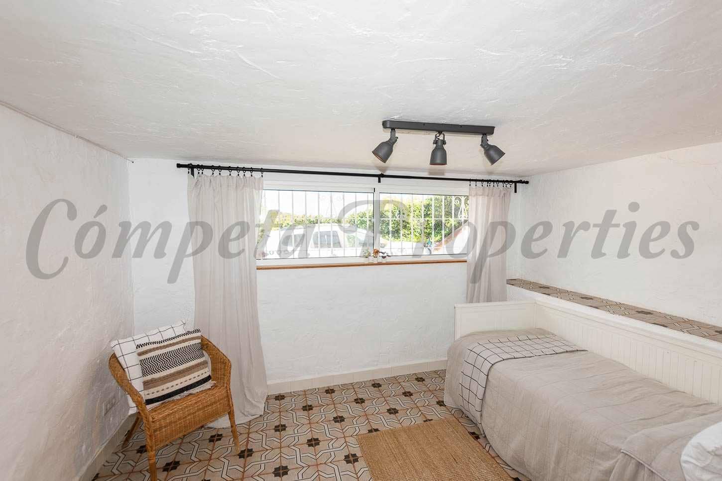 4 sypialnia Finka/Dom wiejski na sprzedaż w Nerja z basenem garażem - 995 000 € (Ref: 10075732)