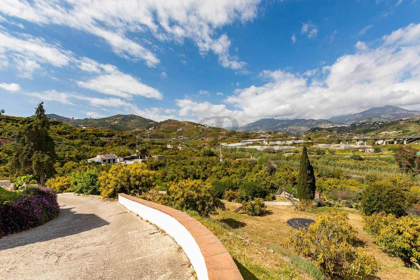 4 sypialnia Finka/Dom wiejski na sprzedaż w Nerja z basenem garażem - 995 000 € (Ref: 10075732)
