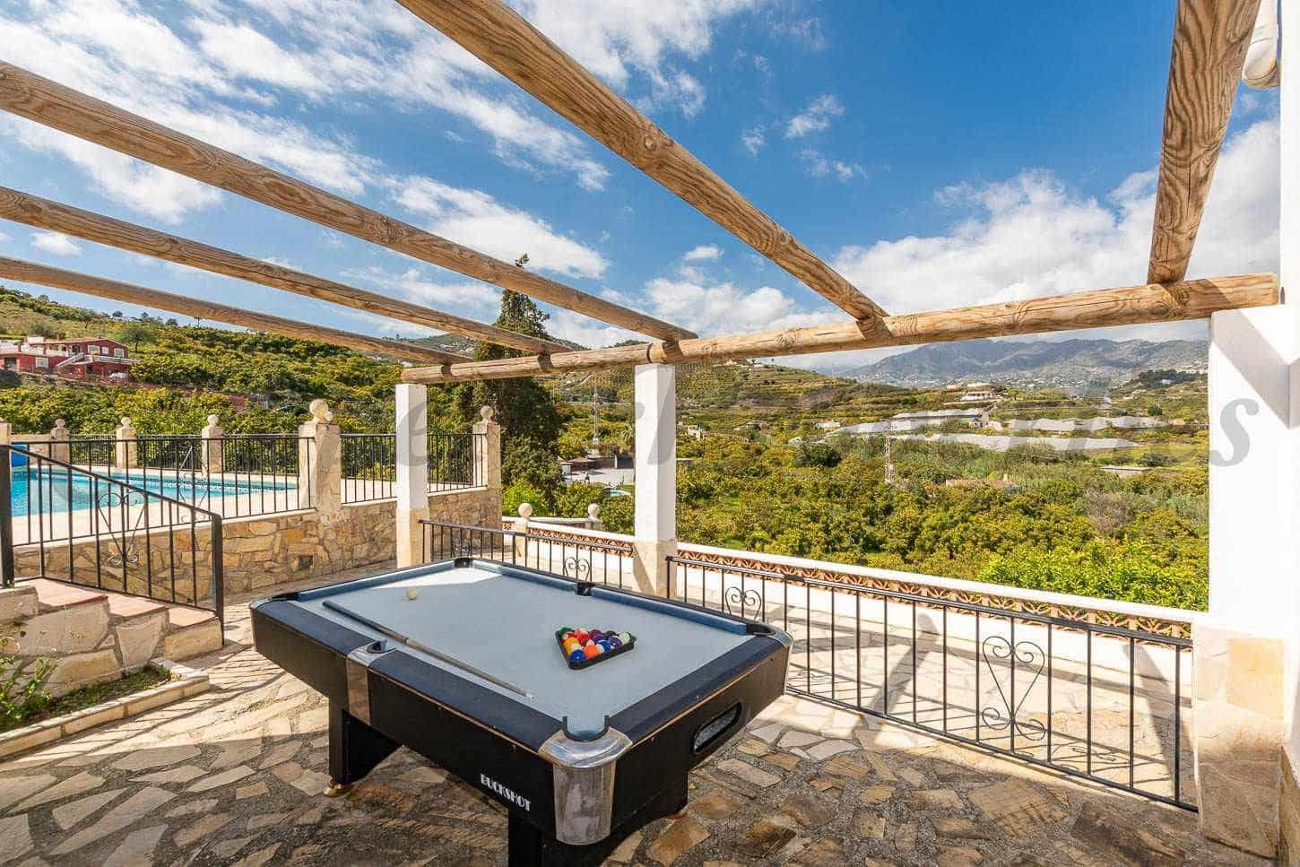 4 sypialnia Finka/Dom wiejski na sprzedaż w Nerja z basenem garażem - 995 000 € (Ref: 10075732)