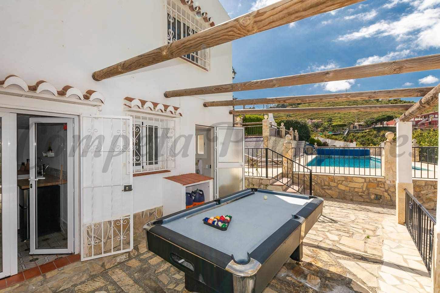 4 sypialnia Finka/Dom wiejski na sprzedaż w Nerja z basenem garażem - 995 000 € (Ref: 10075732)