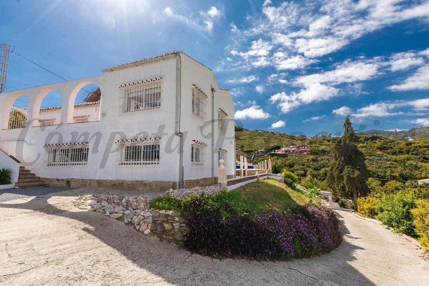 4 sypialnia Finka/Dom wiejski na sprzedaż w Nerja z basenem garażem - 995 000 € (Ref: 10075732)
